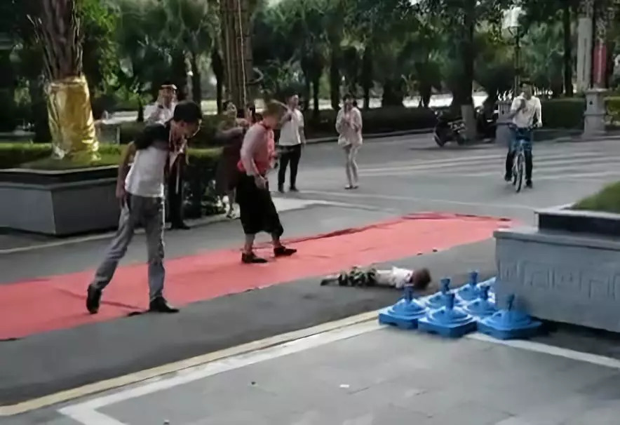 桂林突发小孩坠楼事件,妈妈哭瘫!到底还需要悲剧,才能