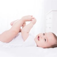 学步期的宝宝出现X型、O型腿、走路“外八”，父母需要干预吗？