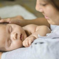 宝宝多抱还是多躺好？做错了可能会影响孩子发育！