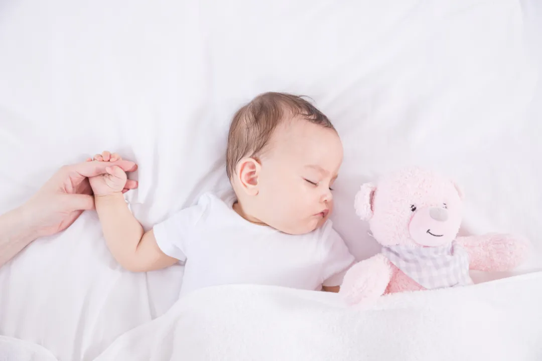 【家家母婴】育婴师揭秘宝宝3种睡姿优缺点，妈妈要及时纠正！