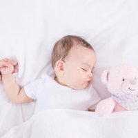 【家家母嬰】育嬰師揭秘寶寶3種睡姿優缺點，媽媽要及時糾正！