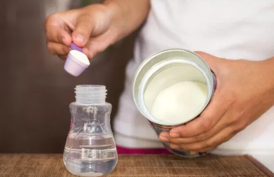 【家家母婴】若母乳不足，该不该添加配方奶？