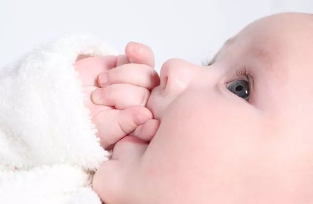 【家家母婴】宝宝吃手要不要制止？正确的做法是分情况