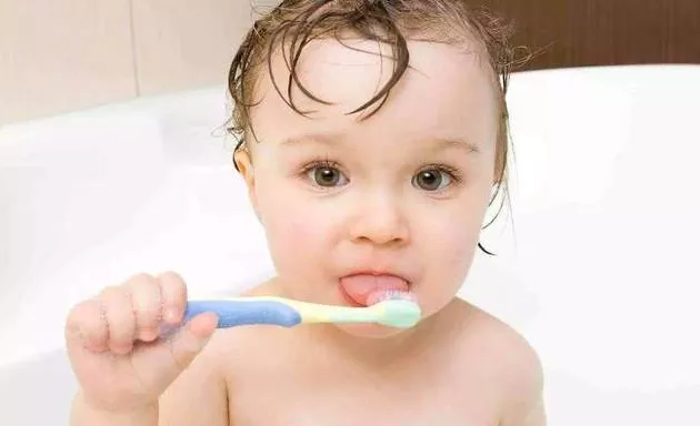 【家家母婴】宝宝多大开始刷牙好？99%的家庭都做错了