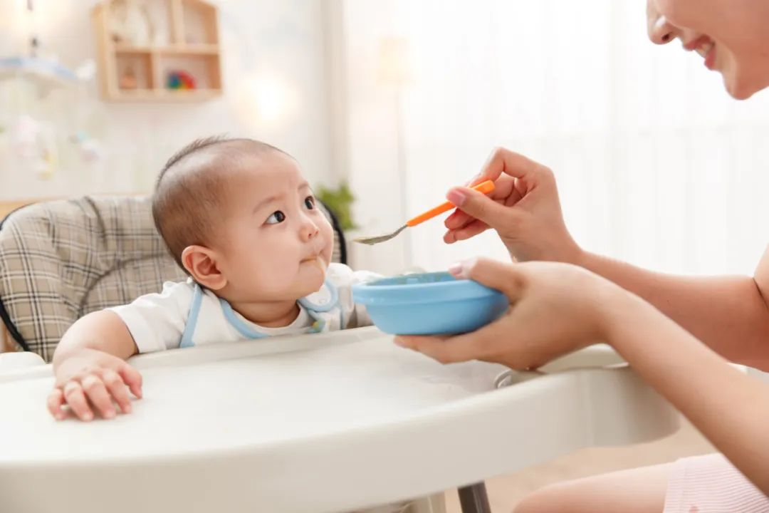 【家家母婴】给宝宝喂饭的这些错误行为，家家月嫂帮你纠正
