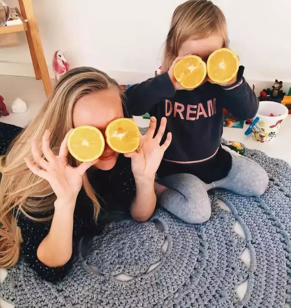 【设计师】花式晒娃照,这位辣妈用蔬果花朵为孩子做衣服